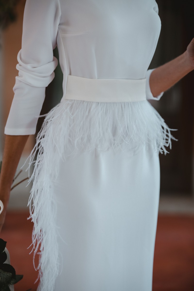 comprar online Vestido de novia corto de manga larga  con pluma blanca  boda civil de apparentia