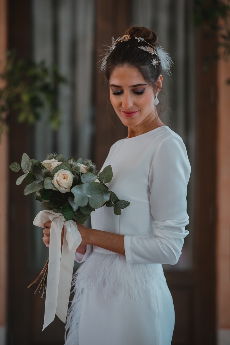 Vestido de novia sencillo de manga larga midi con pluma blanca  boda civil de apparentia comprar online
