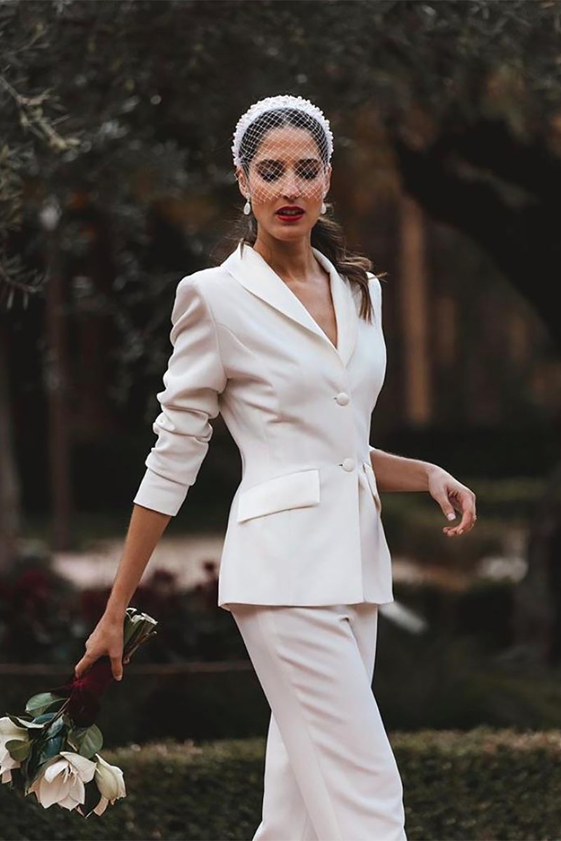 traje de chaqueta en crepe blanco para novia civil o boda no convencional