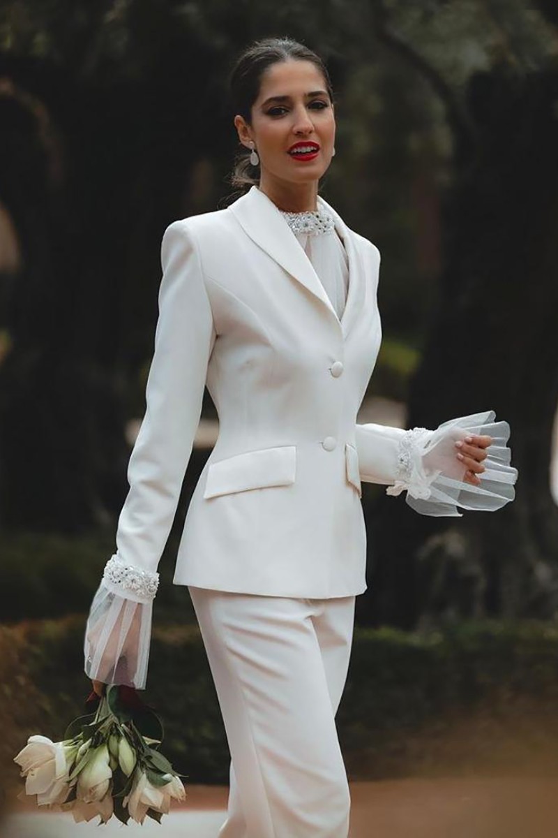 traje de chaqueta en crepe blanco y satén con americana cuello esmoquin y pantalón pitillo para novia civil o boda no convencional 