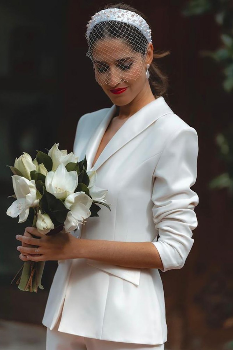 traje de chaqueta en crepe blanco para novia civil o boda no convencional