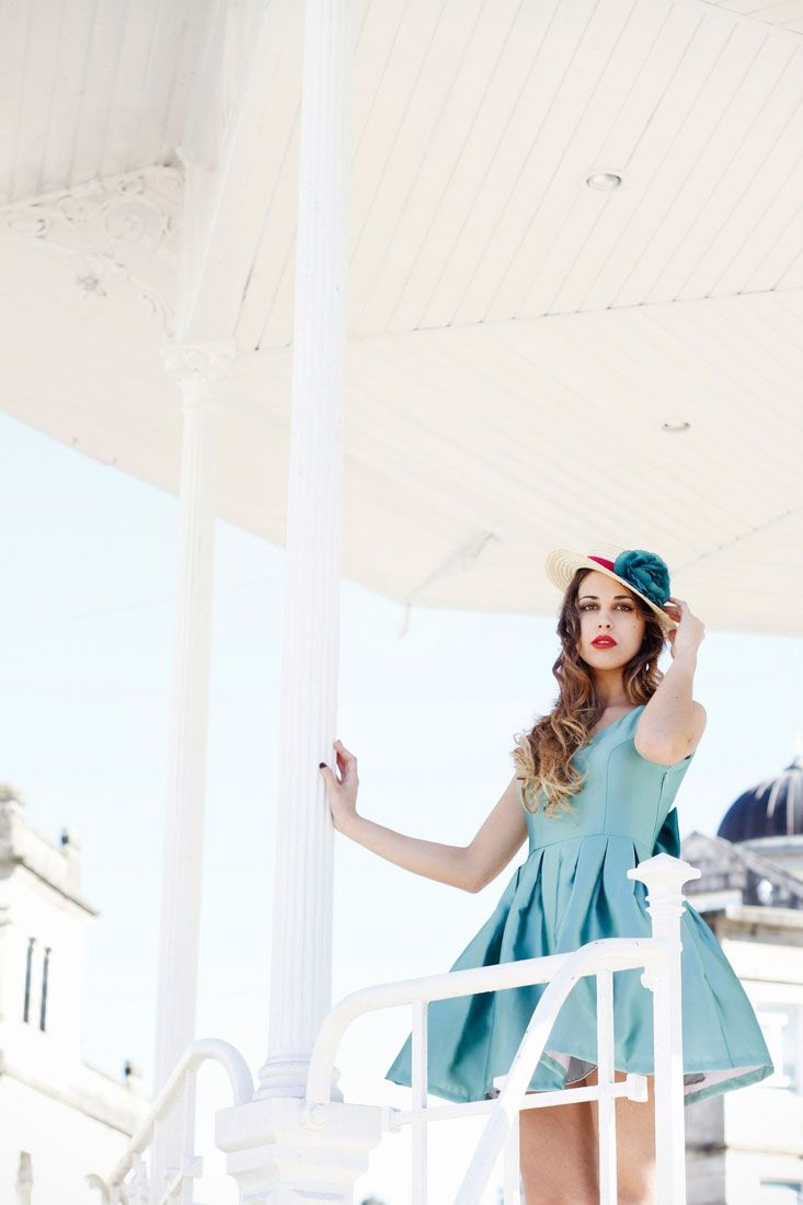 vestido corto de fiesta azul de vuelo falda con volumen y escote espalda con lazo invitada boda online