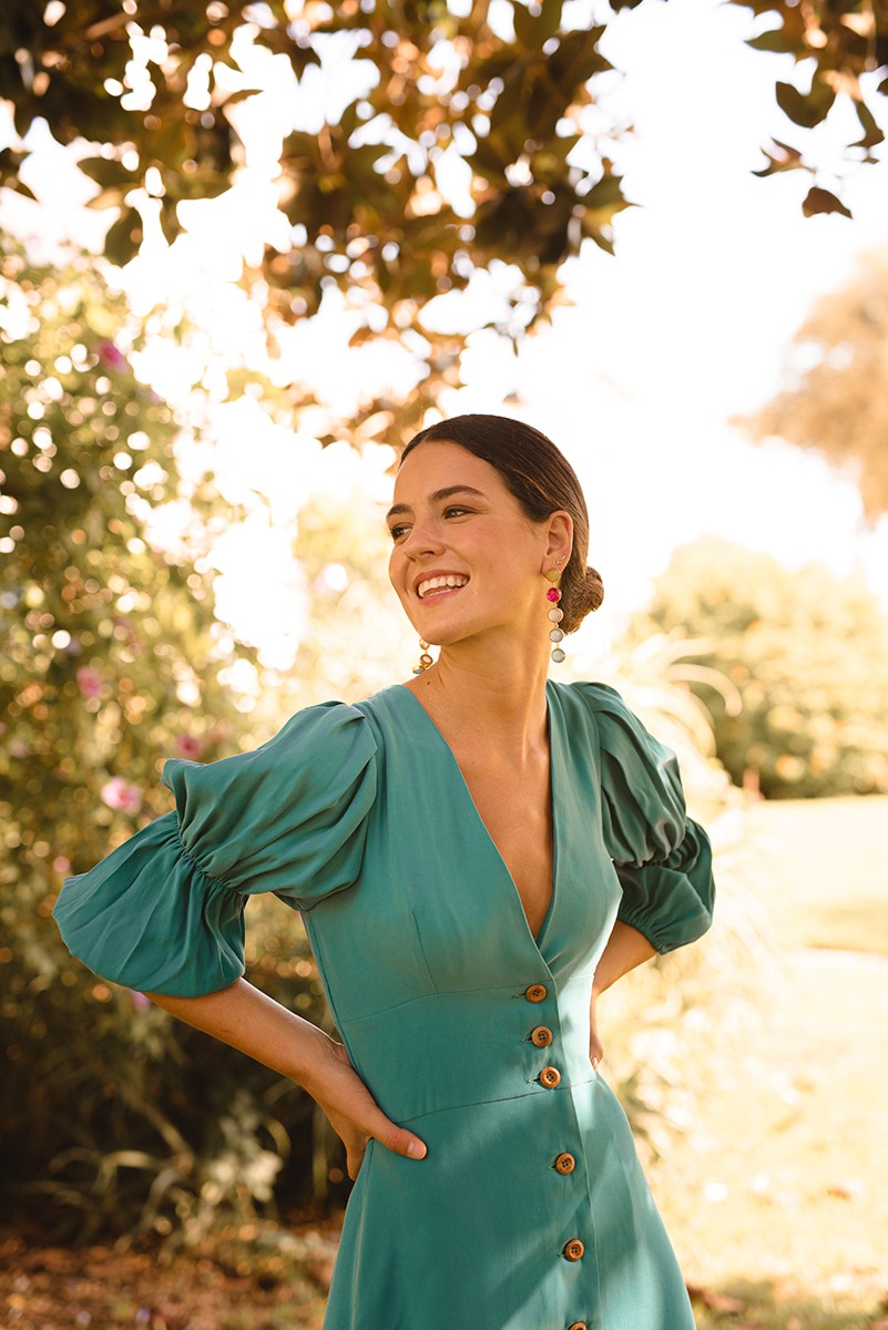 vestido  fiesta midi verde agua abotonado con escote en pico y manga globo 