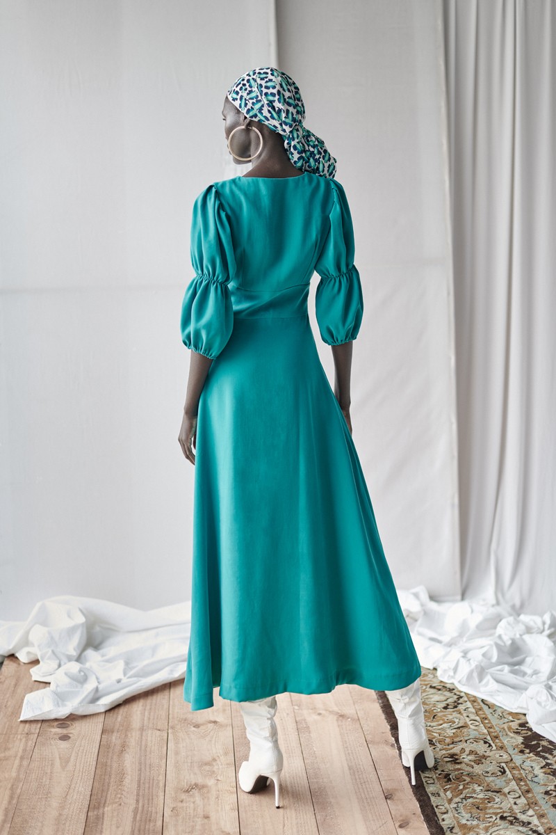 vestido verde de fiesta largo midi abotonado con escote en pico y manga fruncida para invitadas a evento otoño invierno