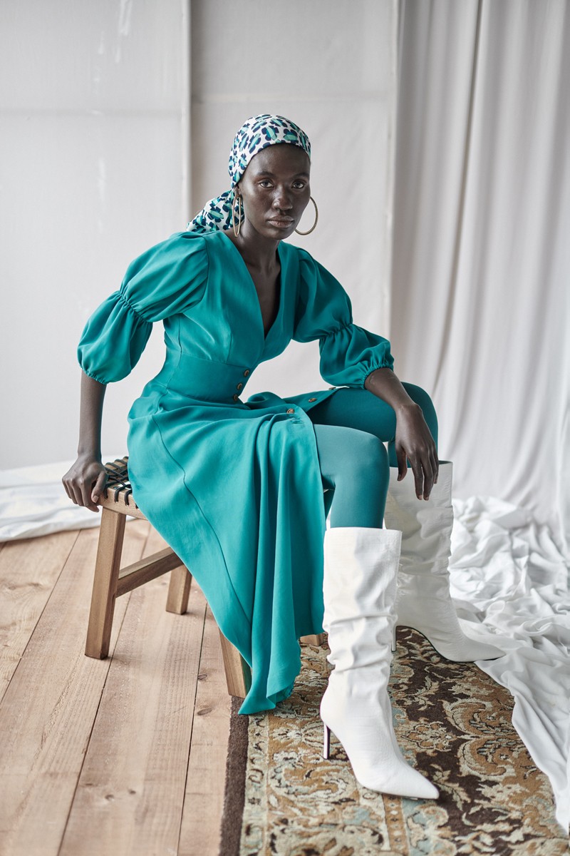 vestido de fiesta largo midi verde agua abotonado con escote en pico y manga fruncida para invitadas