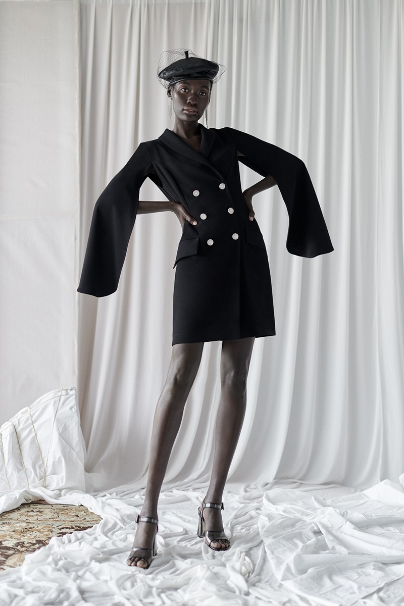 vestido corto de fiesta con manga capa negro para invitadas boda otoño invierno online