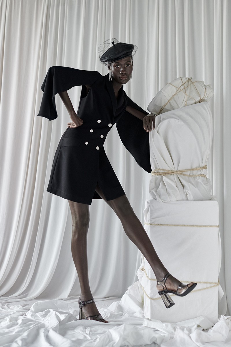 vestido corto tipo blazer negro con manga capa y botones joya para invitadas fiesta boda nochevieja 