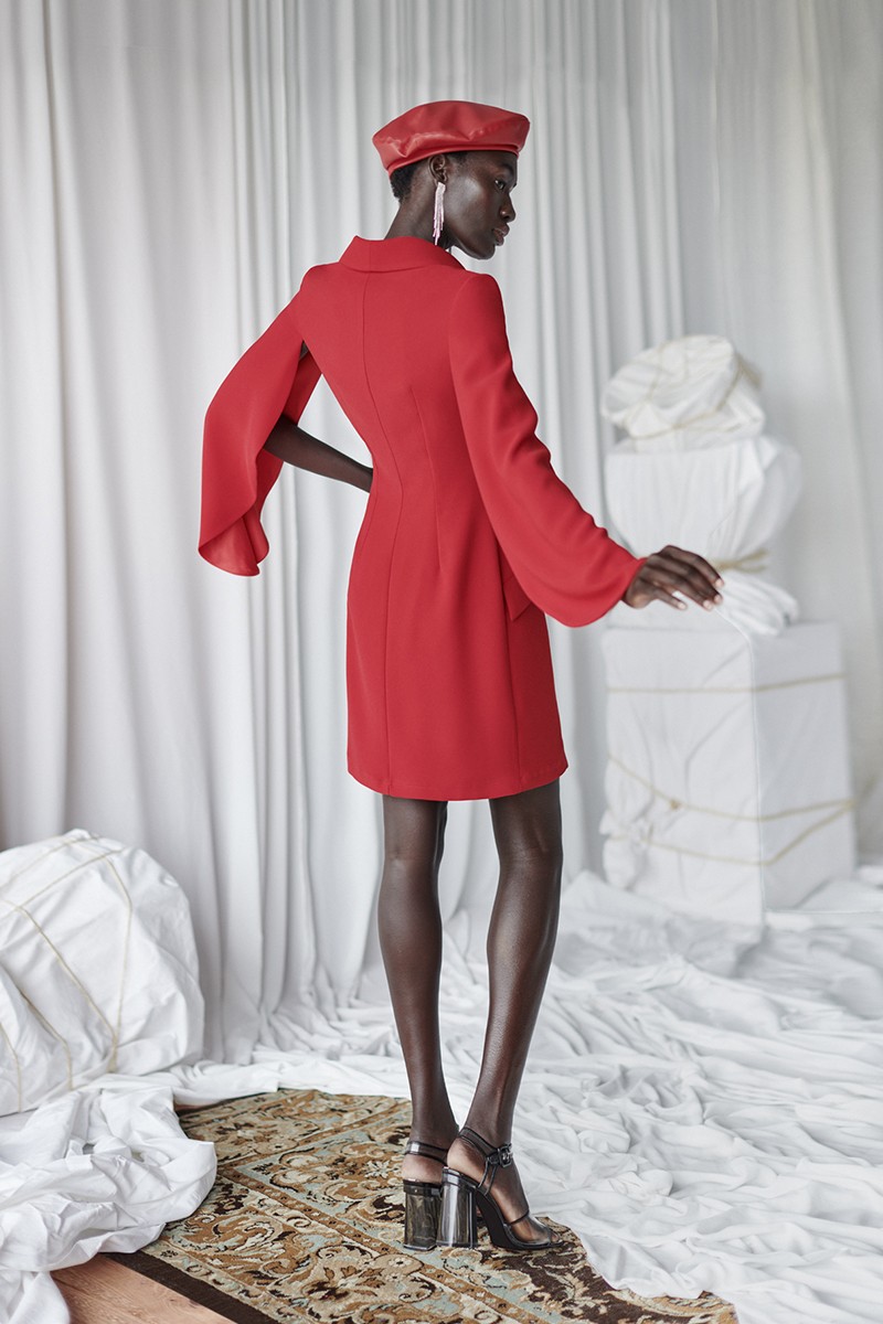 vestido corto esmoquin con manga abierta y botones joya rojo para invitadas boda  otoño invierno