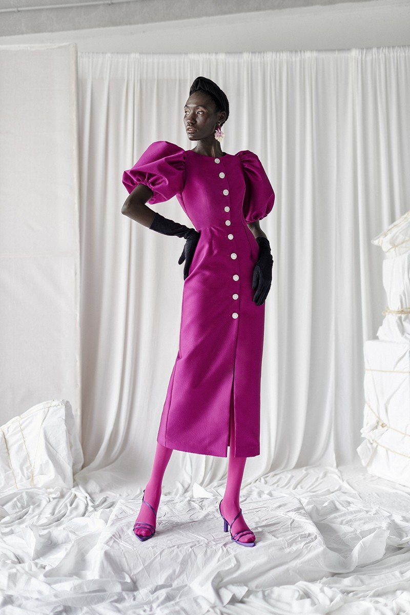 vestido de fiesta mangas abullonadas y botones joya para invitadas boda otoño invierno