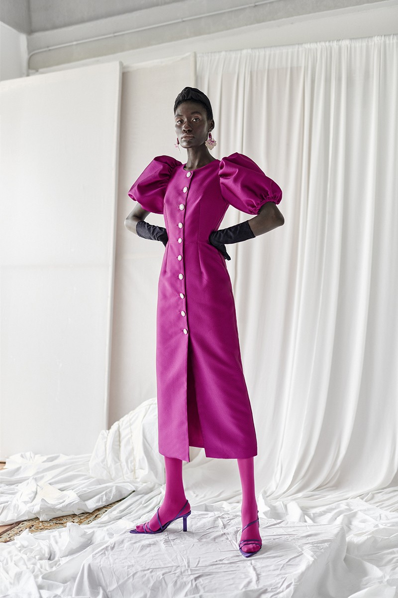 Vestido midi con mangas abullonadas y botones joya para invitadas boda invierno