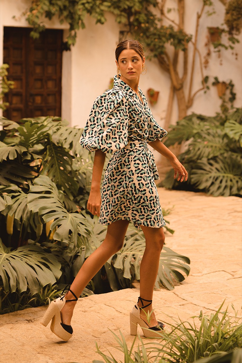 vestido de fiesta corto estampado cruzado con cuello esmoquin y manga globo para invitada a boda otoño