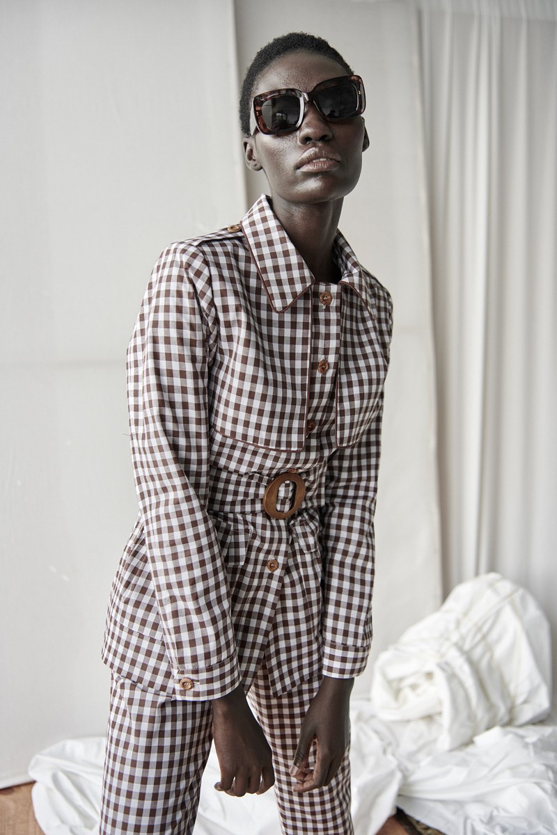 conjunto de sahariana y pantalon de cuadro vichy marron y blanco para invitada a boda, bautizo, comunion, fiesta de apparentia