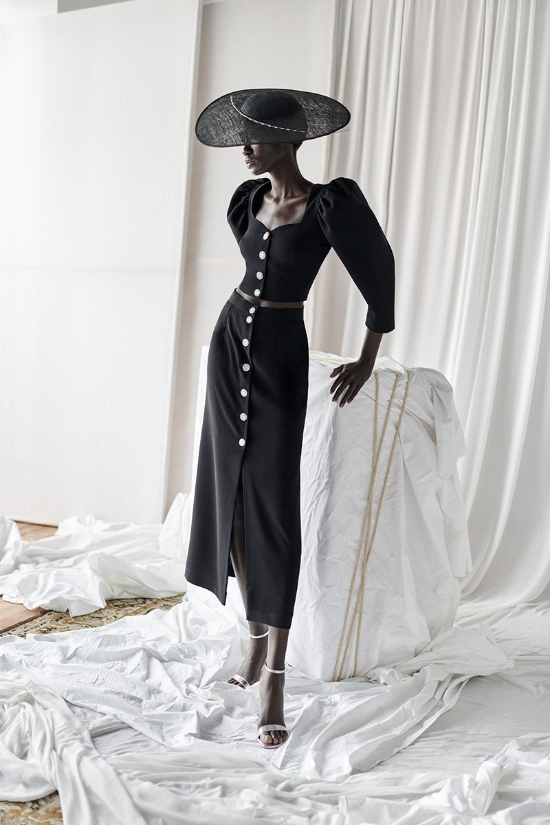 Conjunto de fiesta de falda y top corto negro con manga farol, escote corazon y botones joya