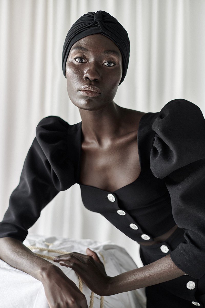 Conjunto de fiesta de falda y top corto negro con manga farol, escote corazon y botones joya