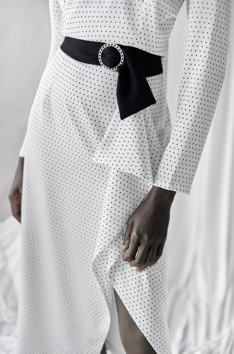 Conjunto de fiesta de falda y top corto blanco con lunares negros para invitadas boda invierno