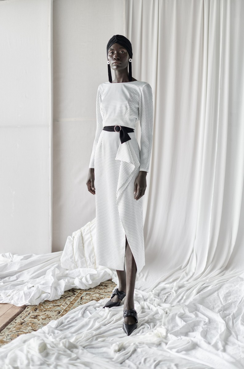 conjunto de blusa con lazada y falda de volantes con lunares para invitadas boda otoño