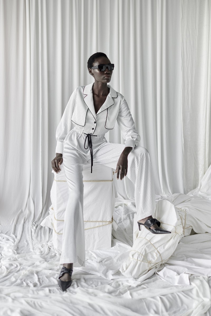 comprar online mono de fiesta confeccionado en lunares blanco y negro para invitada a boda, bautizo, comunion, coctel