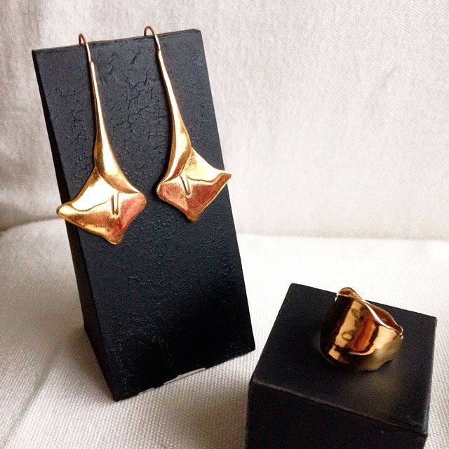 Comprar online pendientes con diseño de flor de cala en oro rosa u oro amarillo de Nucca joyas sevilla