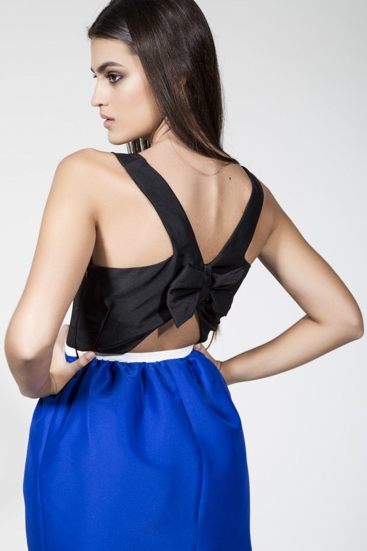 Vestido de coctel bicolor corto recto negro con escote espalda con lazo azul klein detalle