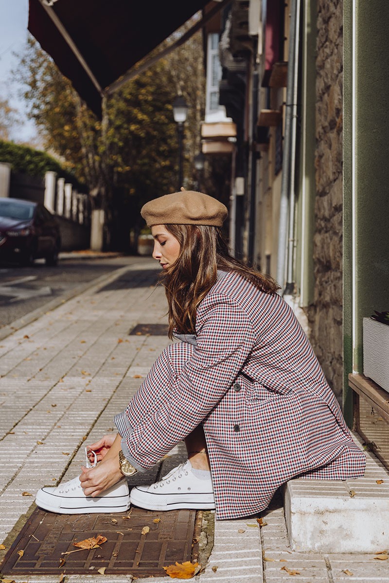 comprar traje chaqueta con americana oversize de cuadros pequeños marrones beige y azules y pantalon largo tobillero con goma coleccion casual apparentia