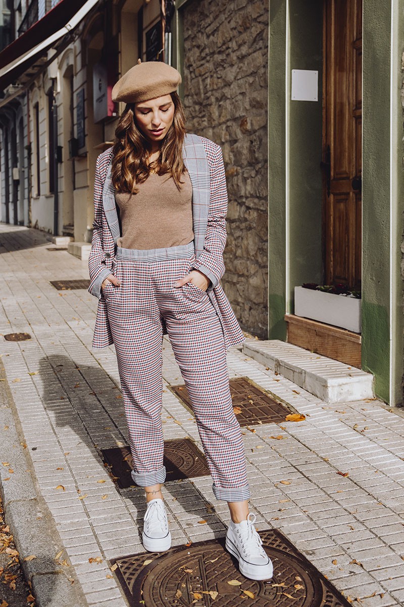 traje chaqueta con blazer oversize de cuadros pequeños marrones beige y azules y pantalon largo tobillero con goma coleccion casual apparentia