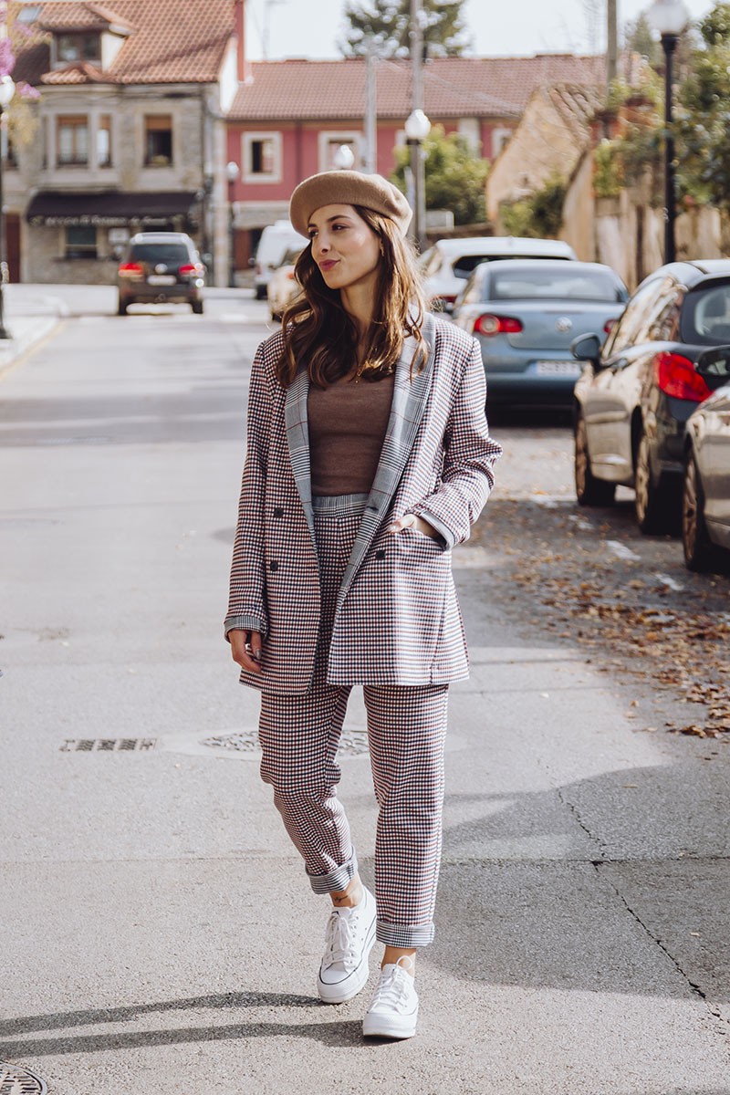 traje chaqueta con americana oversize de cuadros pequeños marrones beige y azules y pantalon largo tobillero con goma coleccion casual apparentia