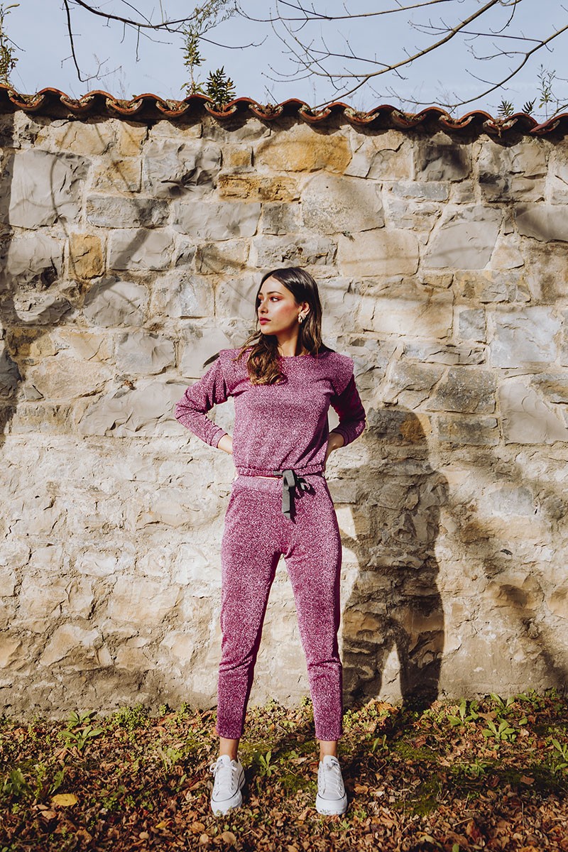 comprar-online-prendas-de-punto-lurex-rosa-frambuesa-brillo-chandal-jersey-com-hombro-marcado-y-pantalon-apparentia-casual-homewear