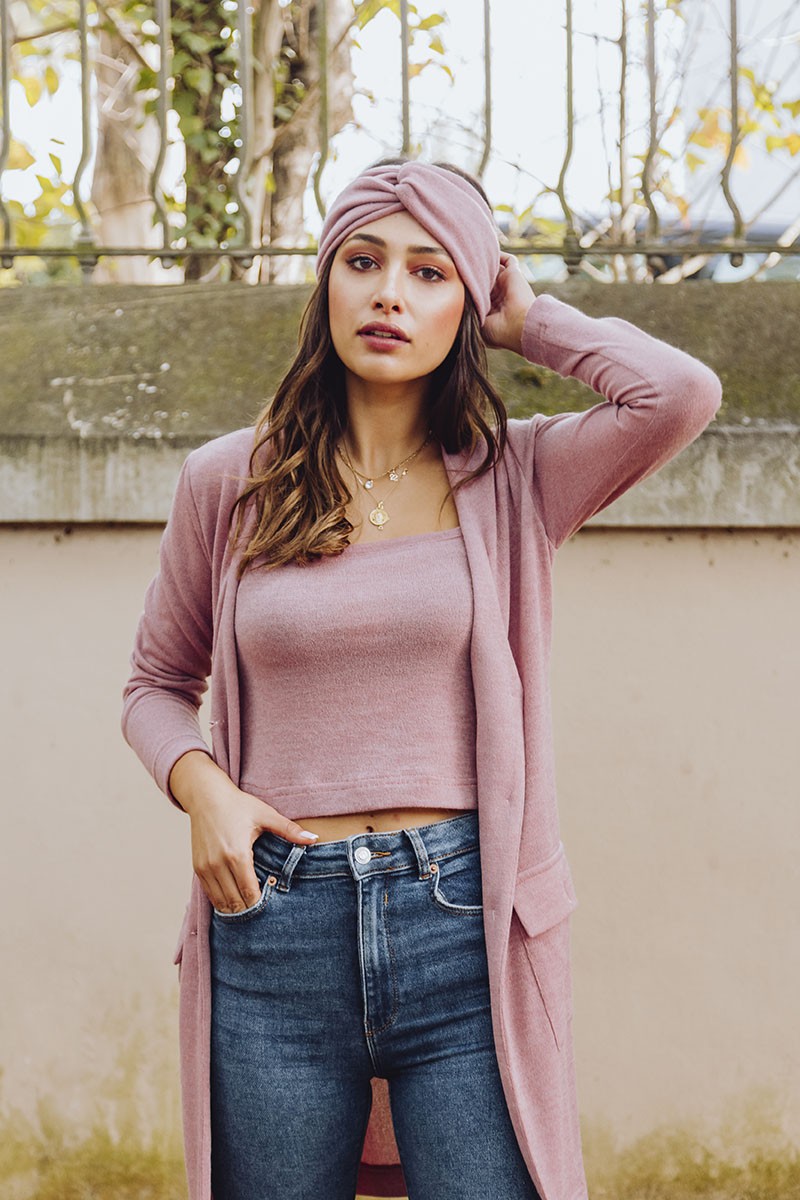 chaqueta larga de punto rosa con cinturon, top de tirantes y turbante a juego coleccion casual apparentia streetstyle