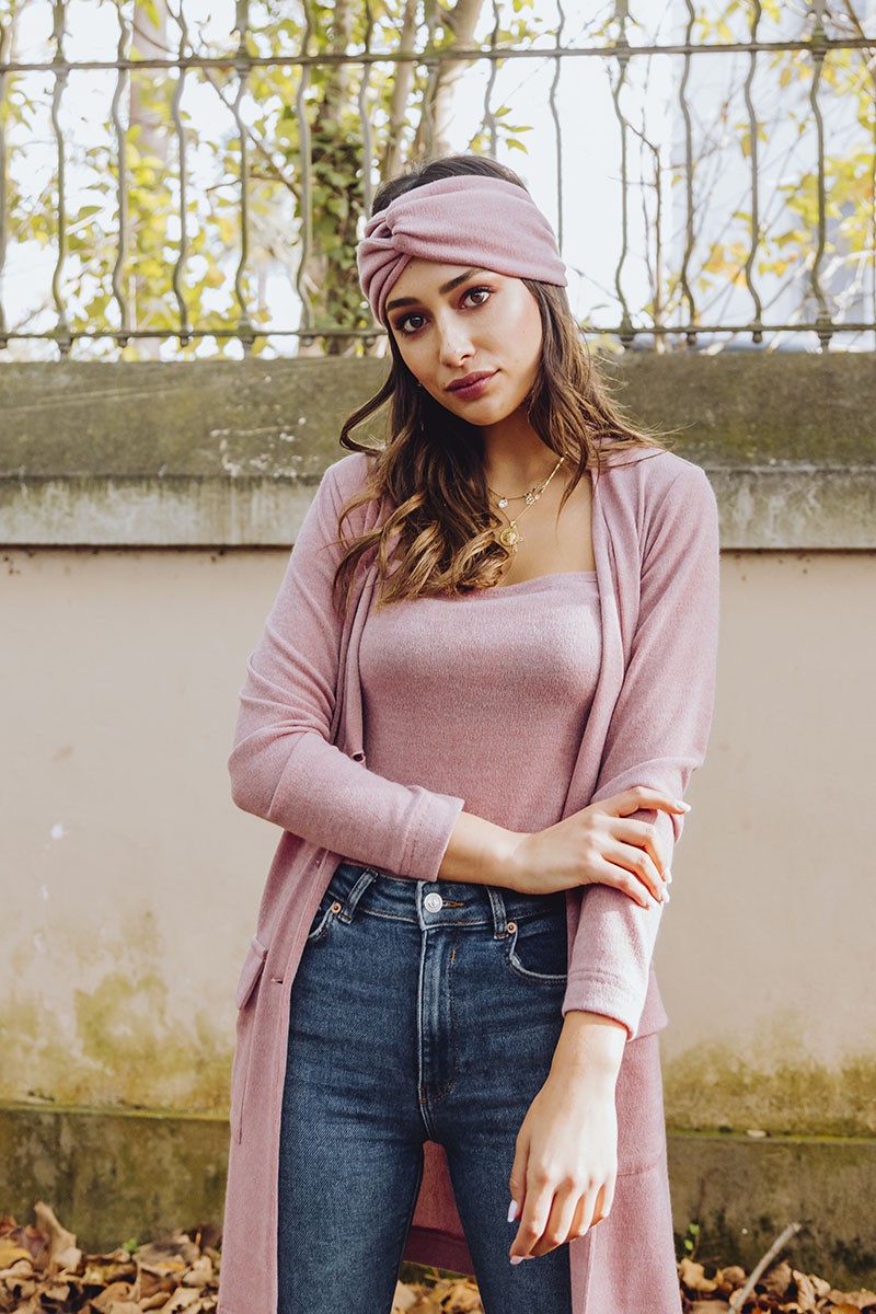 cardigan largo de punto rosa con top de tirantes y turbante a juego coleccion casual apparentia