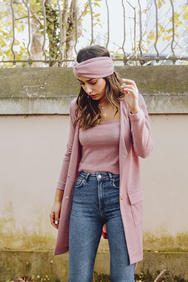 chaqueta larga de punto rosa con botones, top de tirantes y turbante a juego coleccion casual apparentia streetstyle
