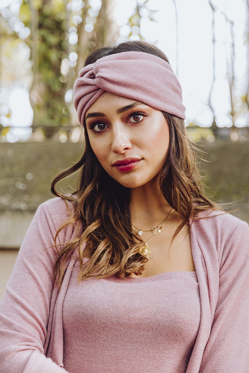 chaqueta larga de punto rosa con top de tirantes y turbante a juego coleccion casual apparentia streetstyle