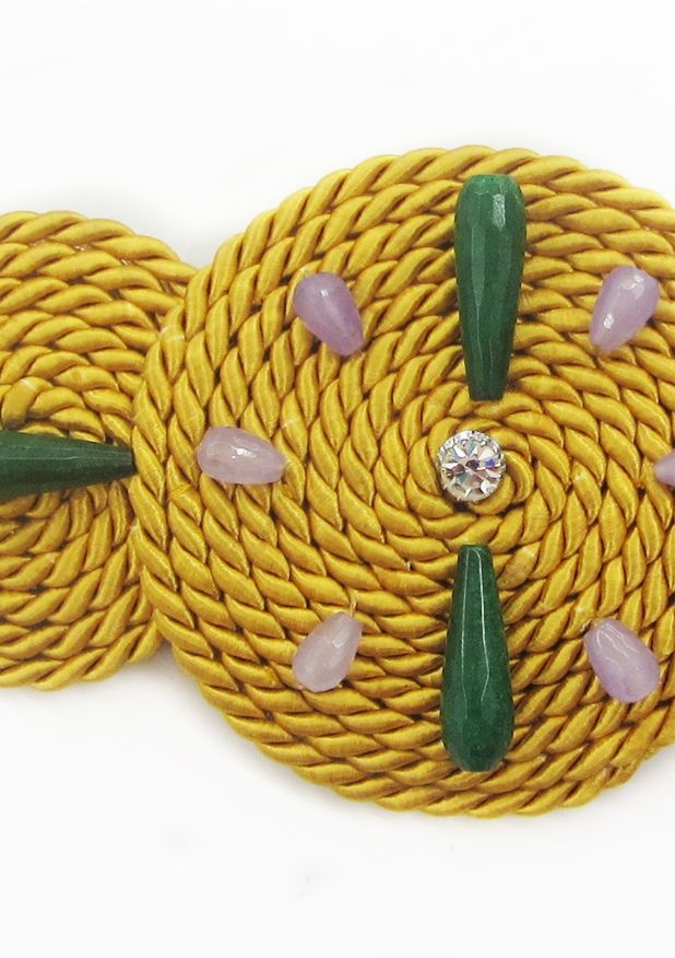 Cinturón de cordón mostaza con pedrería y plumas para invitadas boda eva vidal apparentia