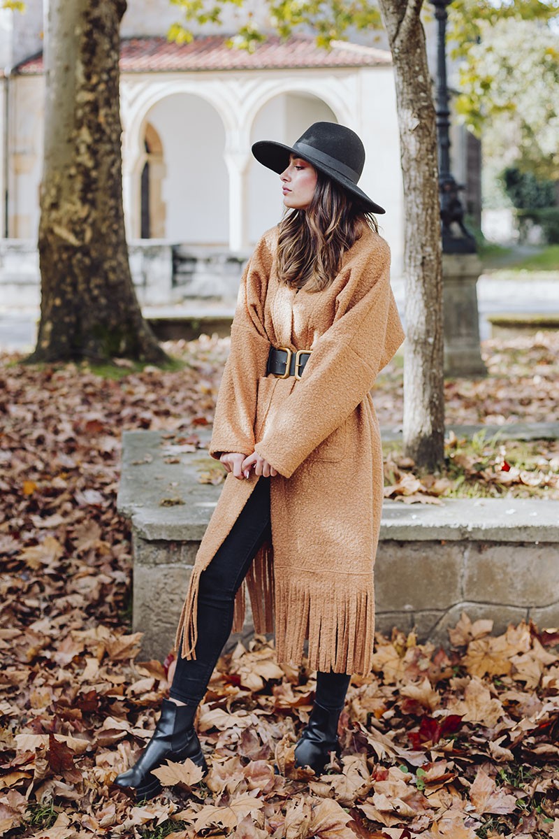 chaqueta larga de rizo marrón bohochic con flecos oversize para otoño invierno de apparentia