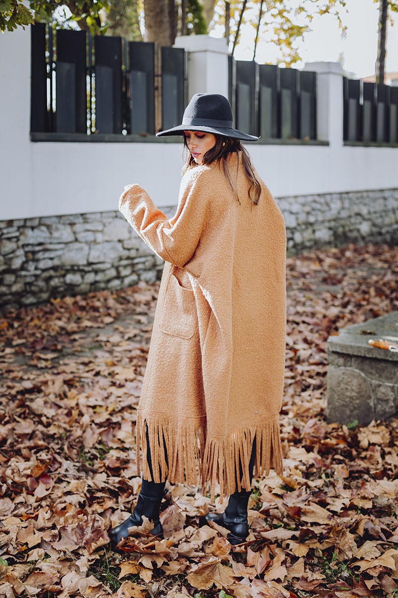 abrigo largo de rizo marrón boho con flecos para otoño invierno de apparentia manga murcielago