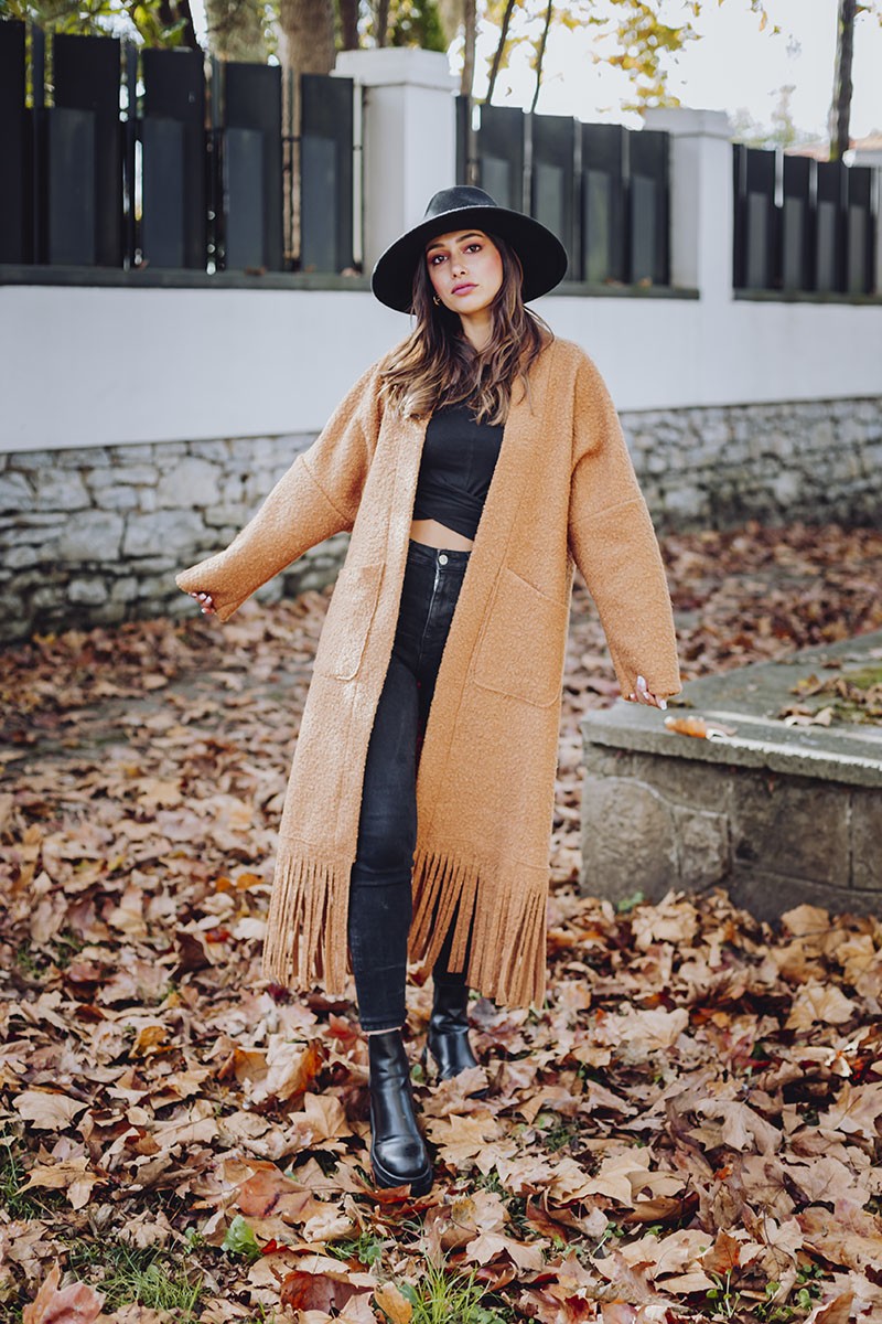 chaqueta larga de rizo marrón bohochic con flecos para otoño invierno de apparentia casual