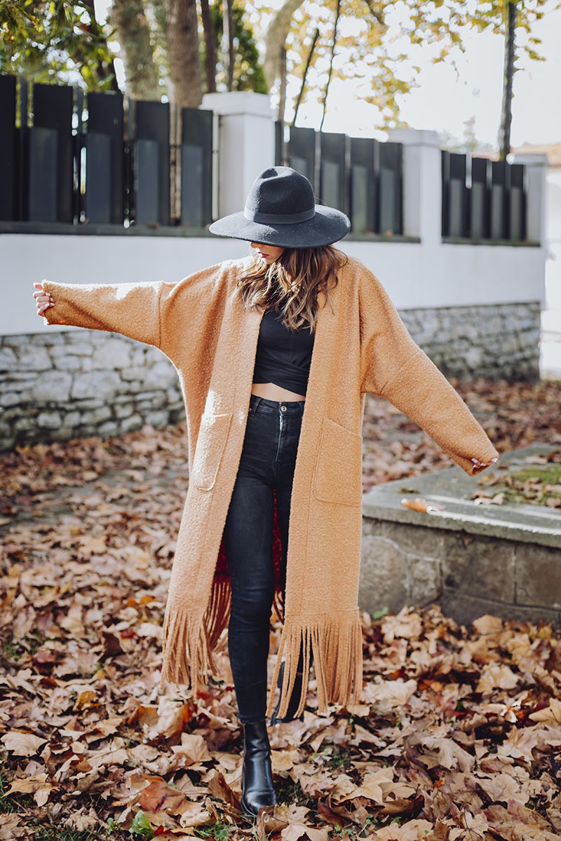 Comprar online chaqueta larga de rizo marrón boho con flecos para otoño invierno de apparentia