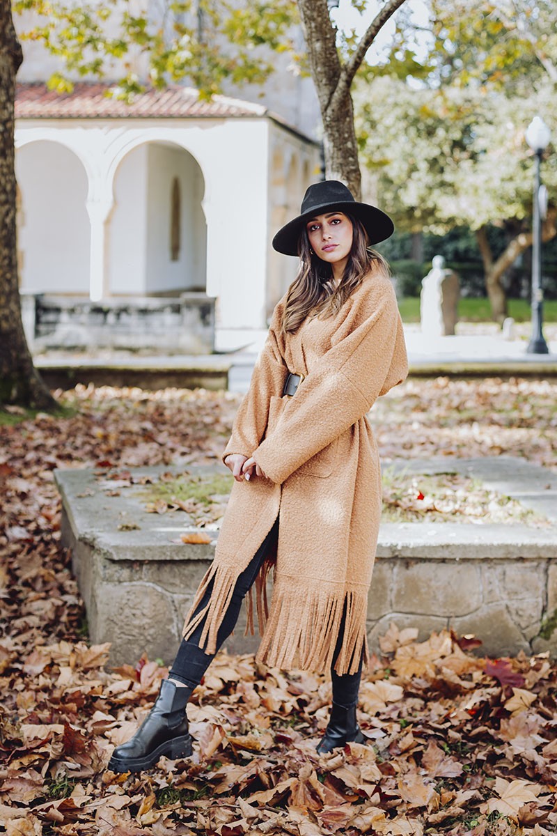 chaqueta larga de rizo marrón bohochic con flecos para otoño invierno de apparentia online