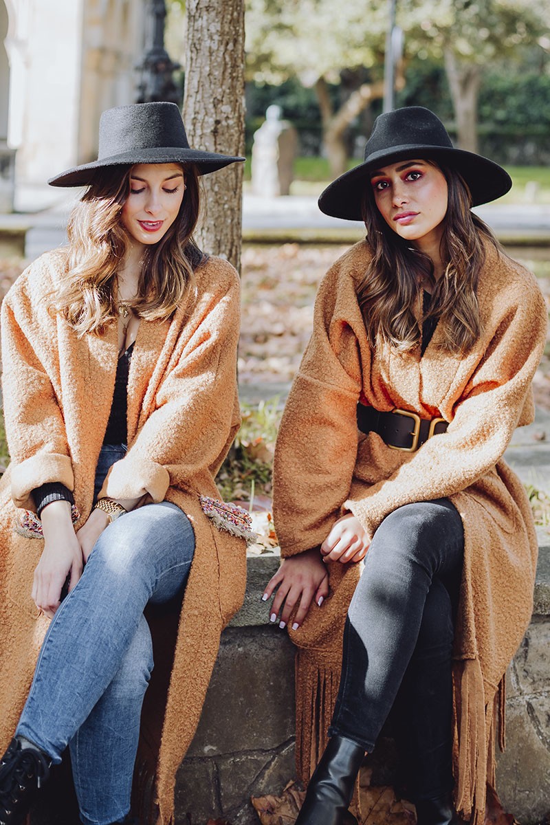 chaqueta larga de rizo marrón bohochic con flecos para otoño invierno de apparentia