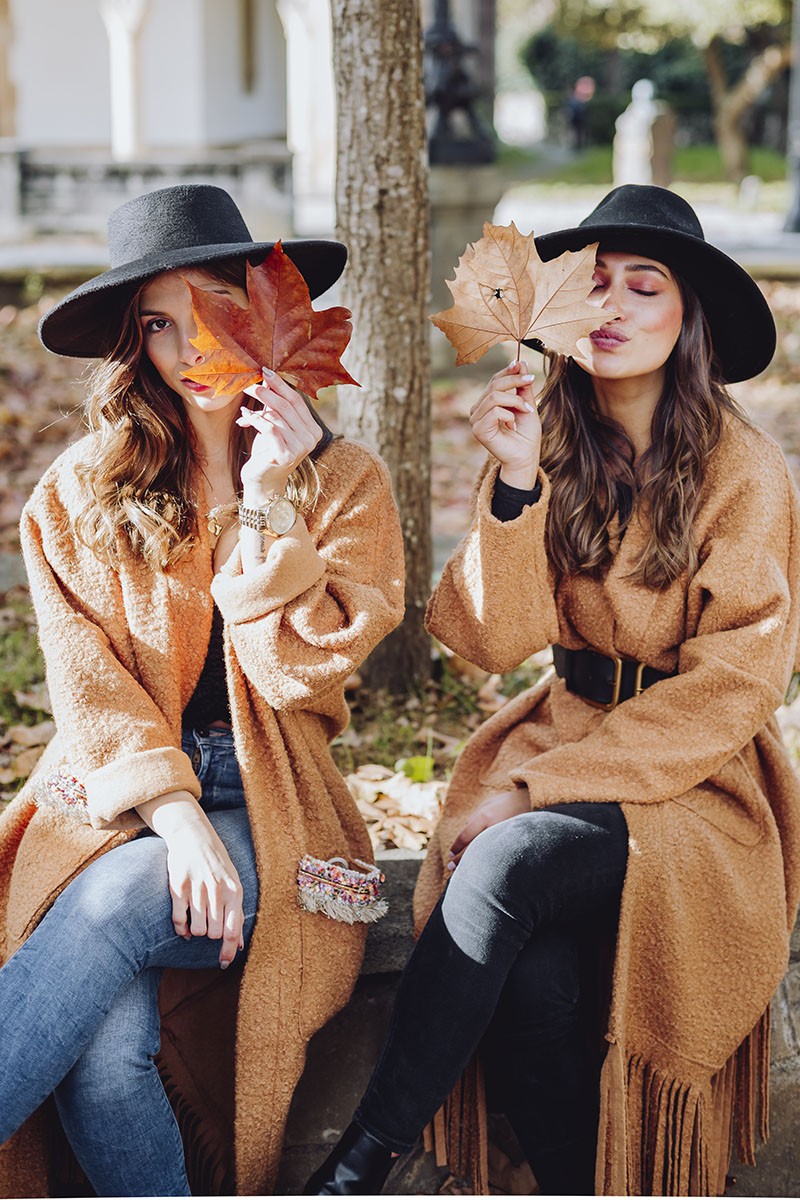 chaquetas largas de rizo marrón bohochic con flecos y pasamaneria para otoño invierno de apparentia