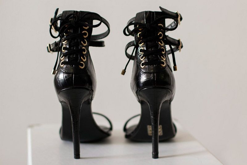 comprar sandalias negras de tacon de piel grabada de mas34