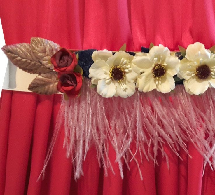 Rebelión olvidadizo director Cinturon de flores y pluma de malabu para invitadas boda,