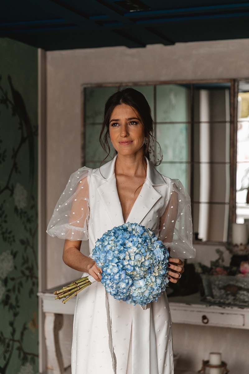 vestido blanco midi de plumetti bordado con manga abullonanda para boda civil de apparentia