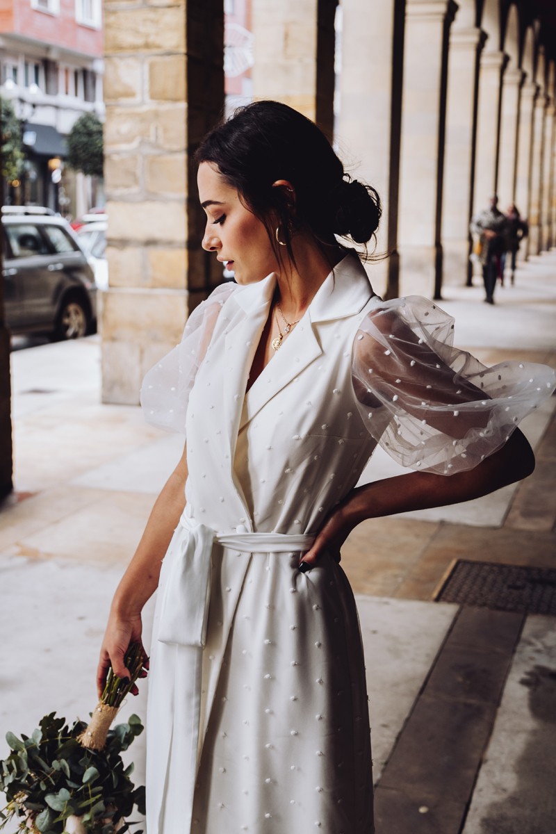 vestido blanco midi de plumetti bordado con manga abullonanda para boda civil de apparentia