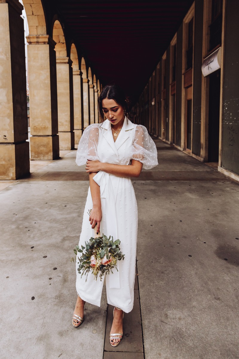 vestido blanco roto midi de plumetti bordado con manga abullonanda transparente para boda civil de apparentia