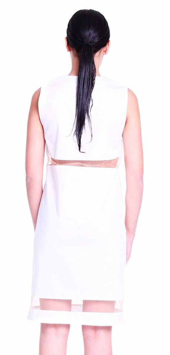 vestido corto blanco con escote en v y transparencias