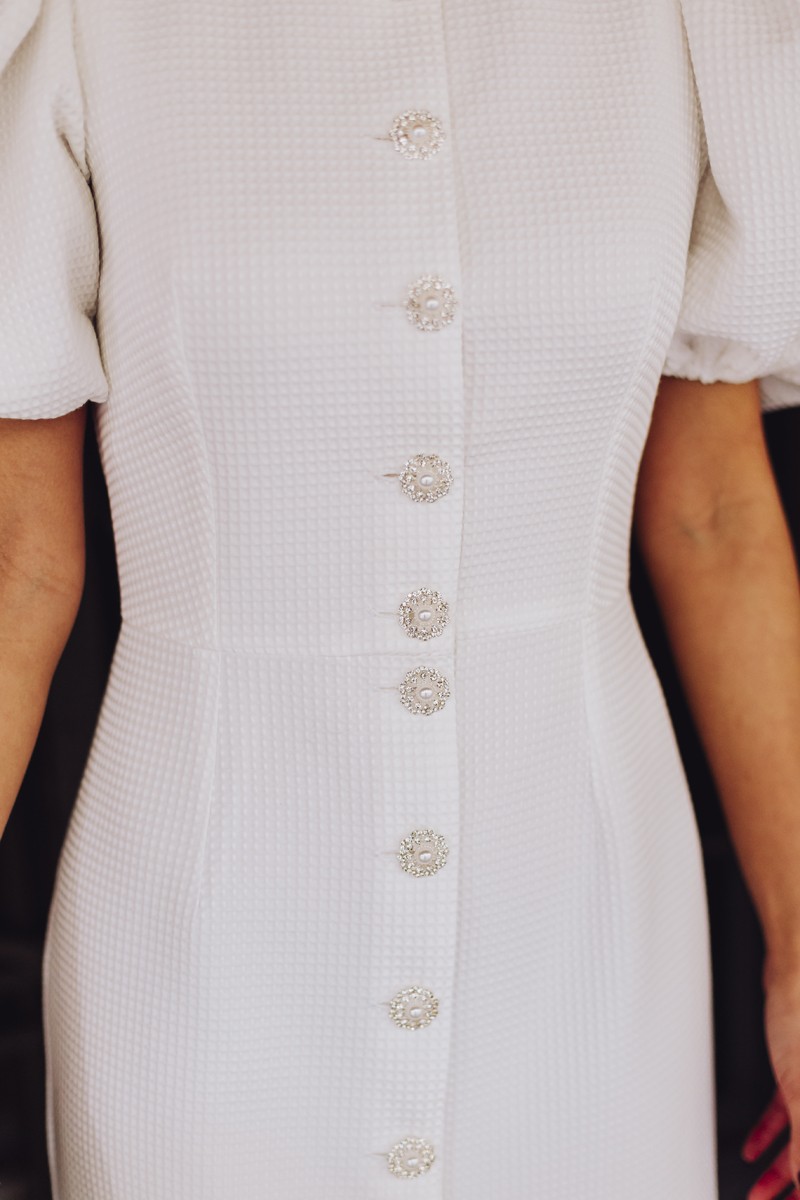 comprar online Vestido de pique blanco con boton joya y manga abullonada para novia civil, mama de bautizo o comunion de apparentia