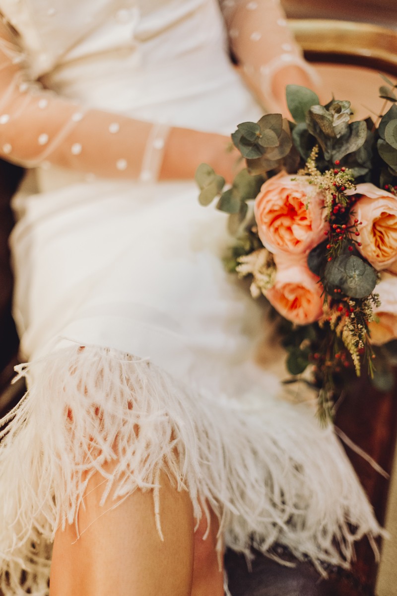 conjunto de falda midi blanca con plumas y blusa de plumetti manga larga con escote en pico para novia civil, boda de dia