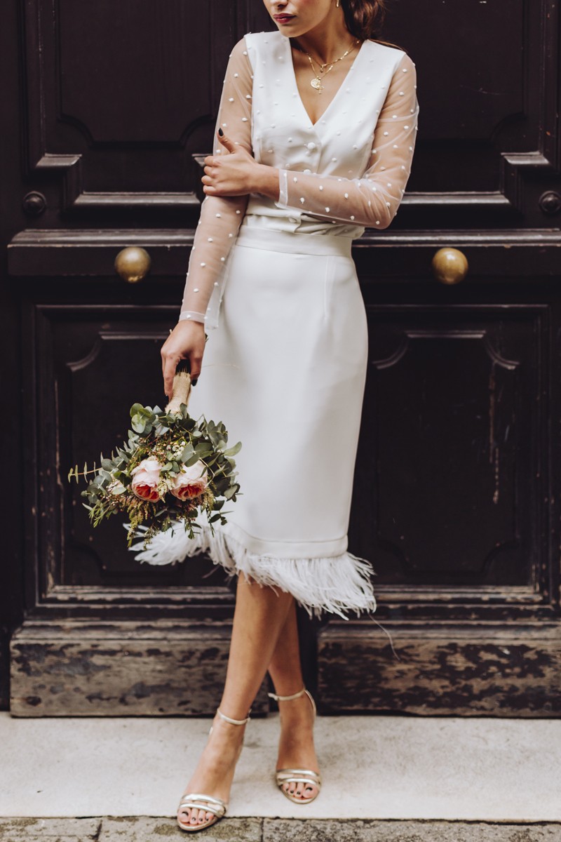 conjunto de falda midi blanca con plumas y blusa de plumetti manga larga con escote en pico para novia civil
