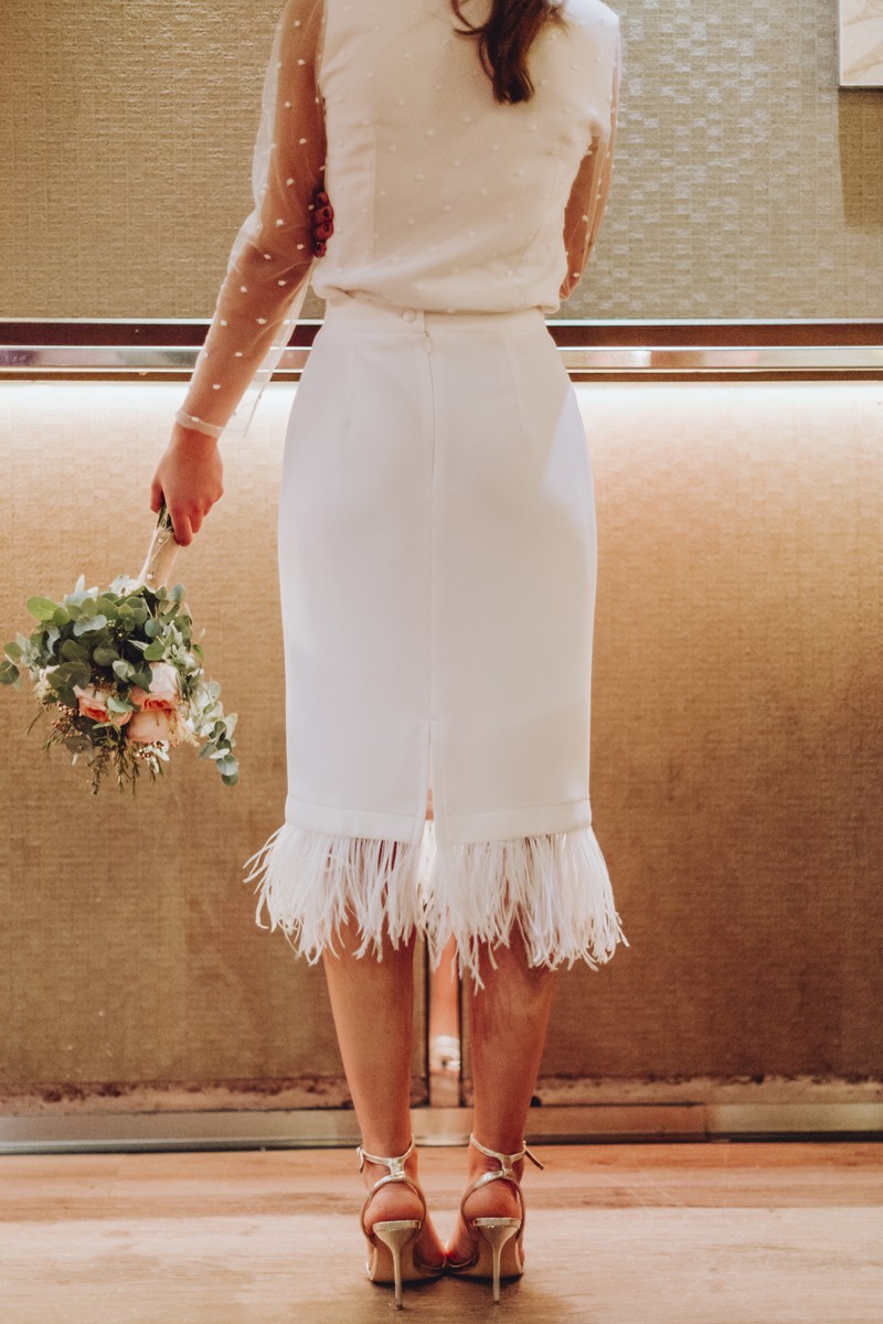 conjunto de falda midi blanca con plumas y camisa de plumetti manga larga con escote en pico para novia civil
