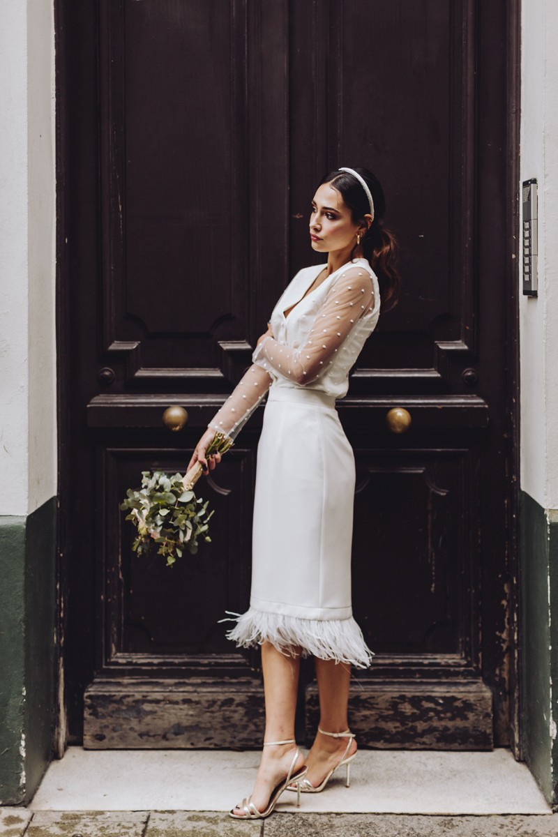 comprar online conjunto de falda midi blanca con plumas y blusa de plumetti manga larga con escote en pico para novia civil, bautizo